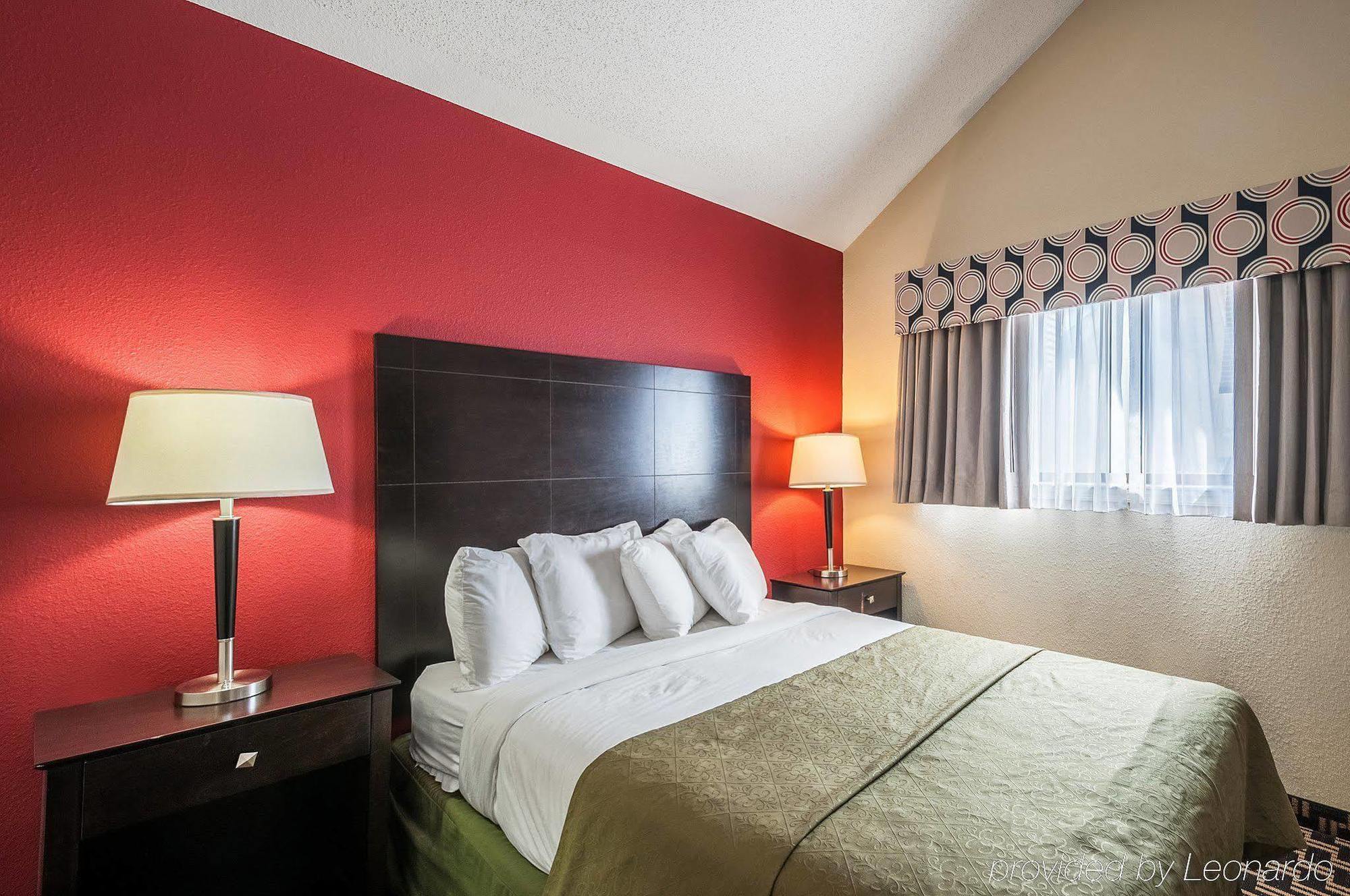 Quality Suites Хант-Вэлли Экстерьер фото
