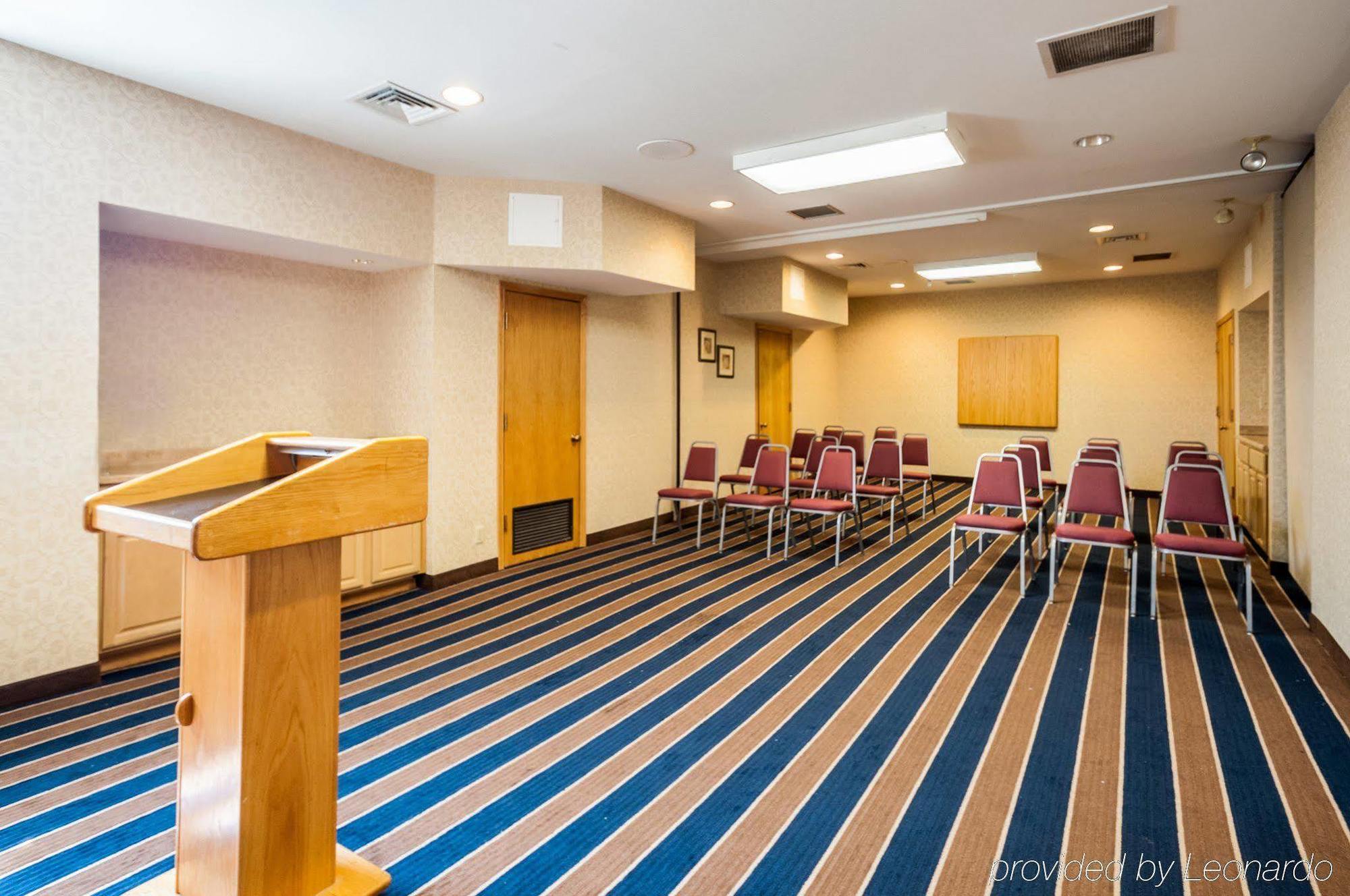 Quality Suites Хант-Вэлли Экстерьер фото